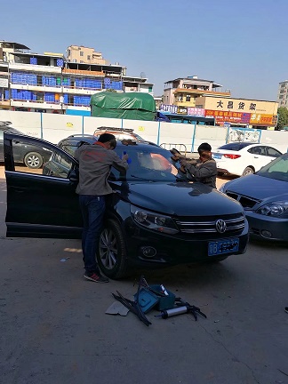 汽車玻璃被砸怎么處理